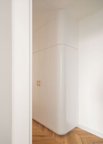 przytulne mieszkanie w bloku w bieli i drewnie