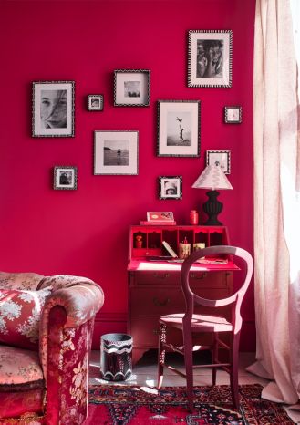 różowa ściana w salonie