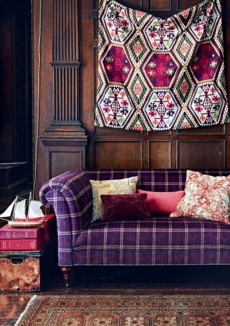 Sofa obita tkaniną Haddon Check/Plum, krata w śliwkowym kolorze z kolekcji Bohemian Travel, ridex.pl