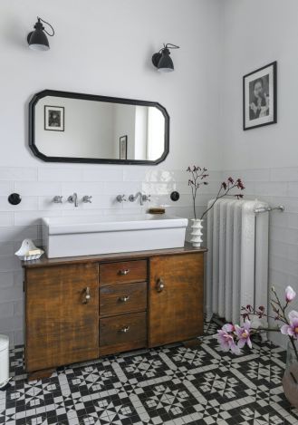 czarno biała łazienka w stylu loft