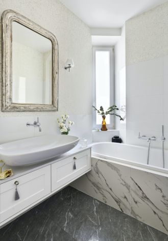 biała łazienka w kamienicy styl eklektyczny