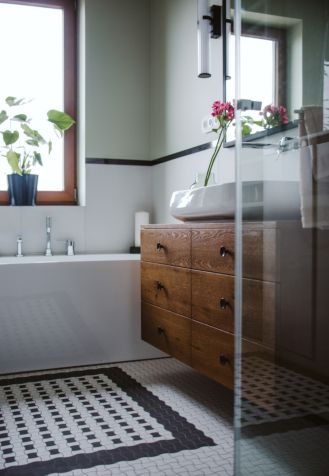 gorseciki na podłodze w łazience