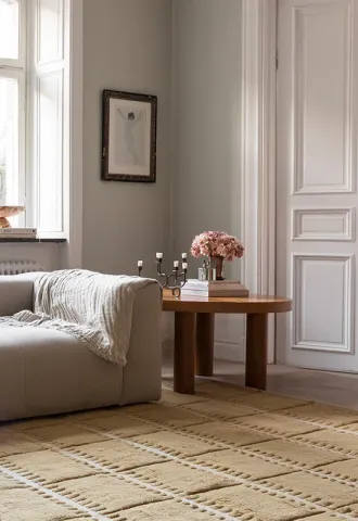 strukturalny dywan w salonie