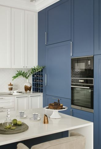 biała kuchnia z niebieskimi szafkami