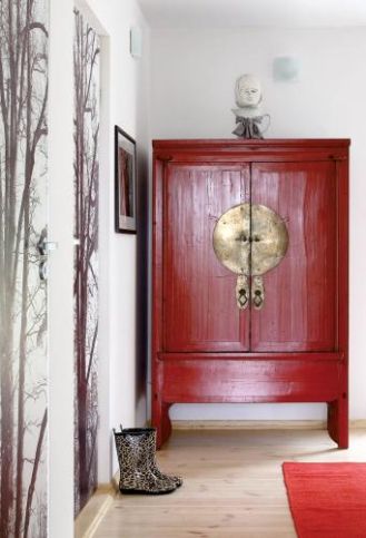 Czerwona kopia XV-wiecznej chińskiej szafy z Galerii Red Onion.