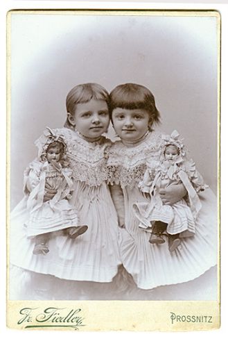 Dziewczynki najczęściej fotografowano z lalkami.