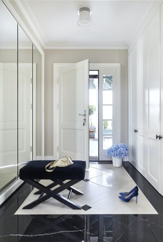 czarno-biały hol modern classic