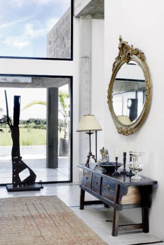 Właściciele urządzili dom meblami kolonialnymi i połączyli je z antykami. Pasują do siebie, bo choć w różnych stylach, mają