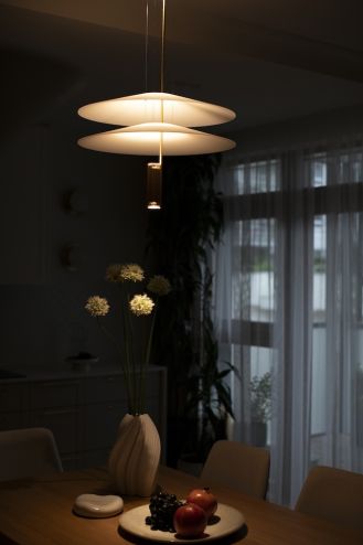 lampa nad stołem jadalnym
