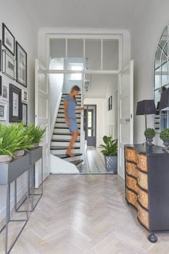 biały hol aranżacja