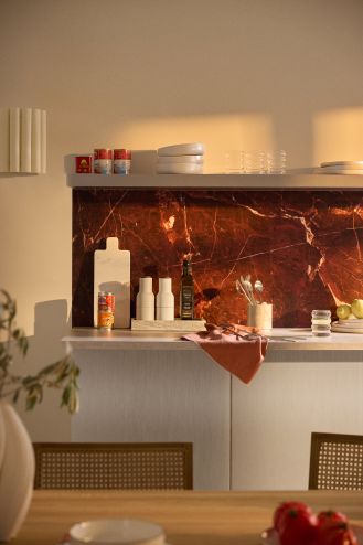 kamienna ściana nad blatem kuchennym