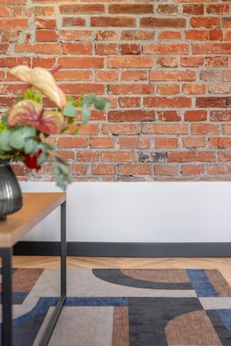 ściana z cegły w salonie