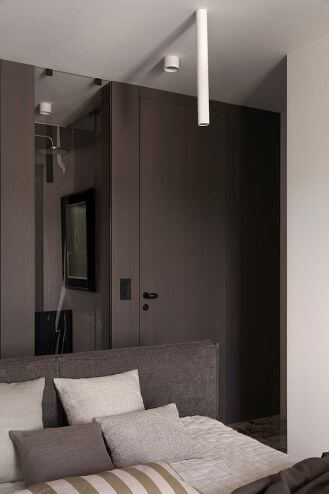 za wolnostojącym łóżkiem urządzono łazienkę z prysznicem