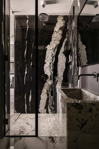 łazienka z prysznicem przy sypialni