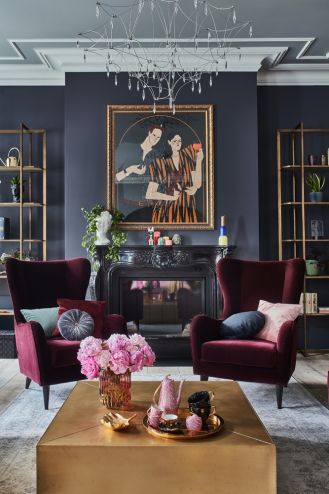 ciemne kolory i złoto w salonie