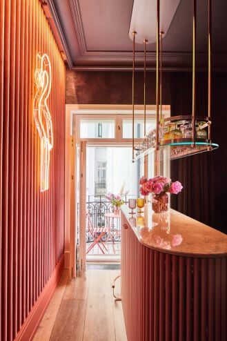 różowy bar z neonem flaminga w domu