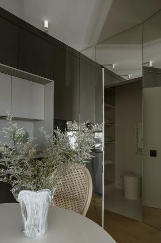 czarna kuchnia z jadalnią w małym mieszkaniu