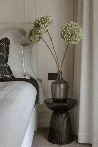 szaro beżowa męska sypialnia