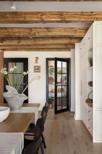 biała kuchnia ze spiżarnią