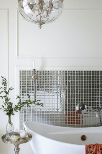 łazienka ze srebrnymi płytkami