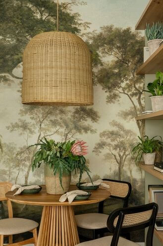 tapeta na ścianie w kuchni przy stole