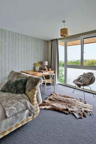 Dom nad jeziorem jest ogromny. Króluje w nim szarość, którą ogrzewają żółte dodatki i drewno z modrzewia syberyjskiego. Są