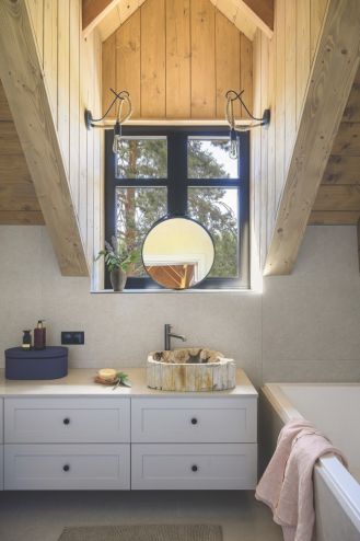 łazienka biała z drewnem