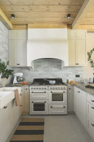 biała kuchnia z jasnym drewnem