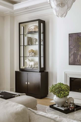 czarne witryny w salonie