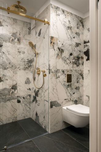 łazienka w luksusowym apartamencie w drapaczu chmur