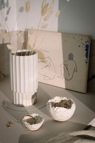 biała łazienka w mieszkaniu nad morzem