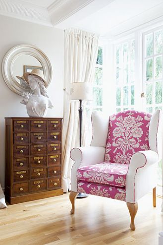 Gospodyni używa niewielkich kawałków luksusowych tkanin np. Designers Guild albo Laura Ashley.