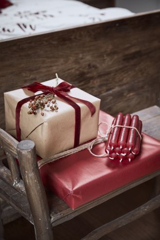 Do dekoracji prezentu wystarczy pojedyncza gałązka z czerwonymi owocami.