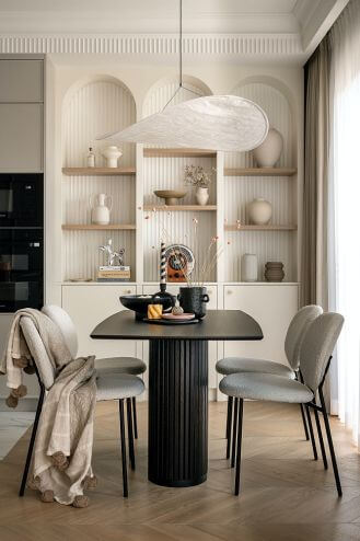 łuki na ścianie w salonie