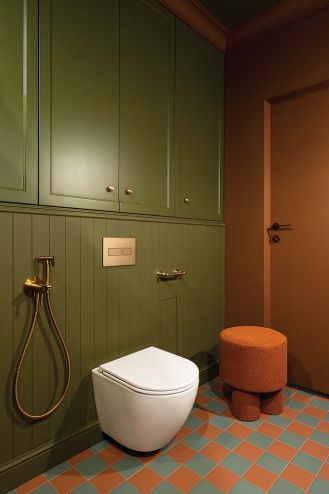 zielono czerwona łazienka