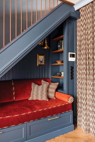 przytulny kącik wypoczynkowy pod schodami