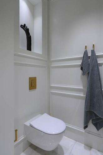 biała łazienka ze złotymi dodatkami