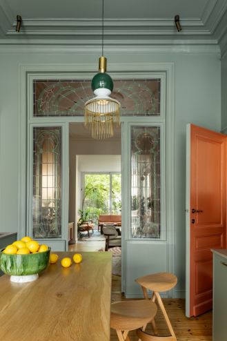 zielona kuchnia w mieszkaniu w historycznej kamienicy