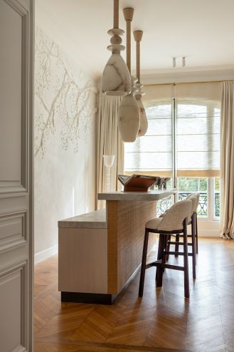 bar w luksusowym apartamencie w Paryżu projektu Stephanie Coutas