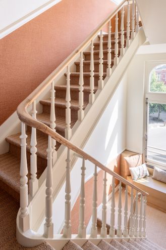 Elegancka klatka schodowa w starej kamienicy