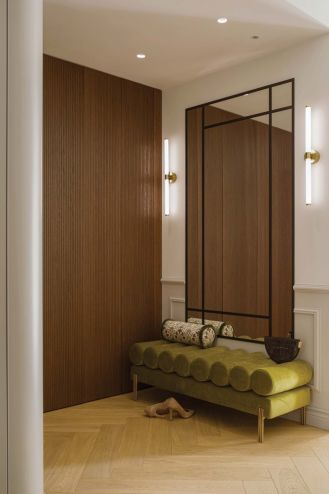 ciemne drewno ryflowane w przedpokoju