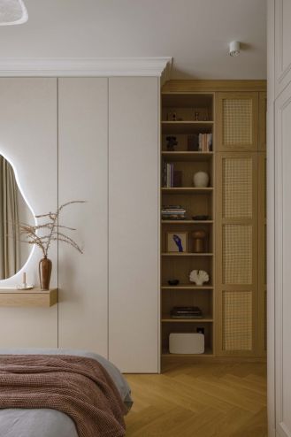 beżowa sypialnia z drewnem