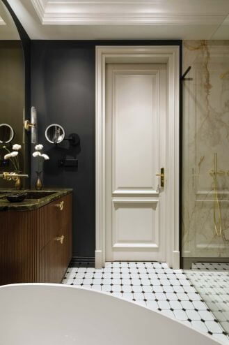 elegancka łazienka z czarną ścianą