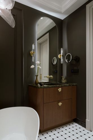 czarna łazienka z drewnem