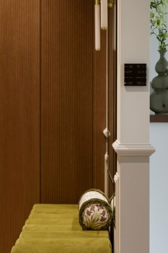 ciemne drewno ryflowane w przedpokoju