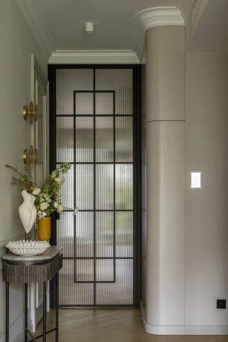 eleganckie mieszkanie z marmurem i sztukateriami