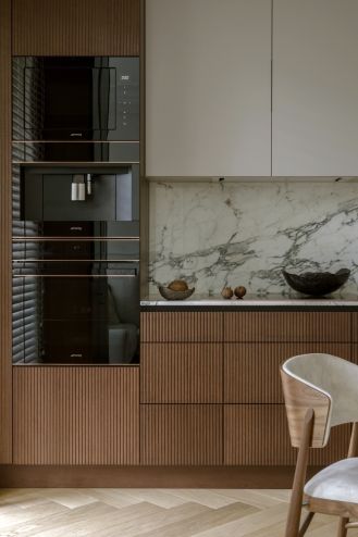 ryflowana kuchnia ciemne drewno