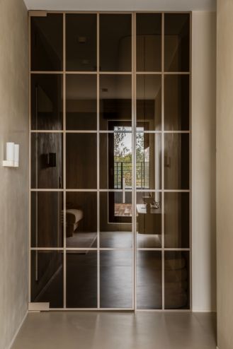 wewnętrzna ścianka działowa ze szklanymi panelami