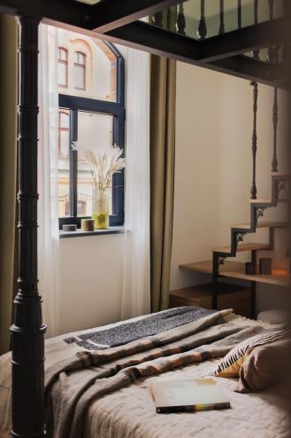 sypialnia w loftowym stylu w mieszkaniu