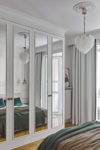 biała sypialnia w mieszkaniu w przedwojennej kamienicy